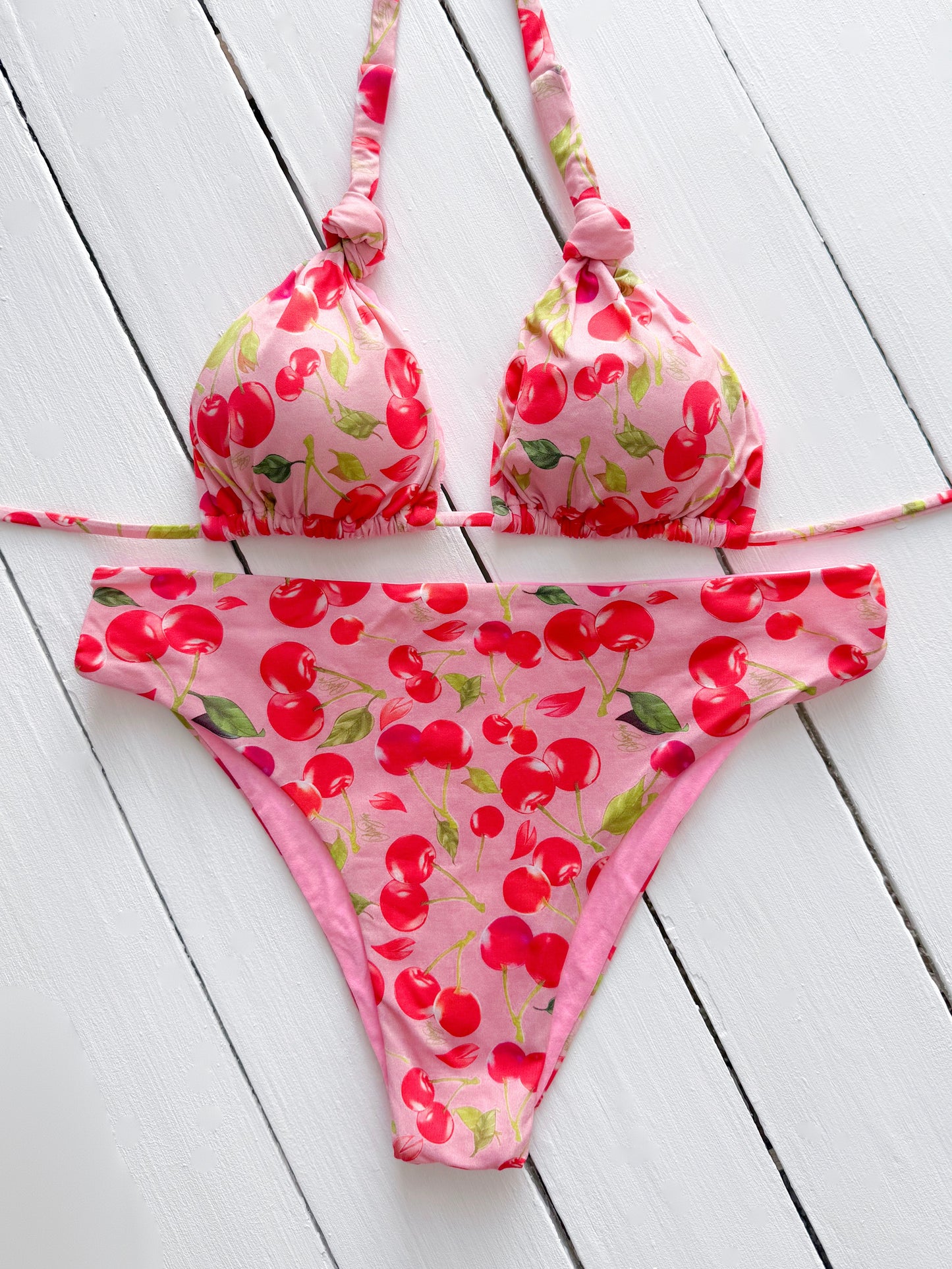 Modello Elvira - Slip vita alta Ciliegie