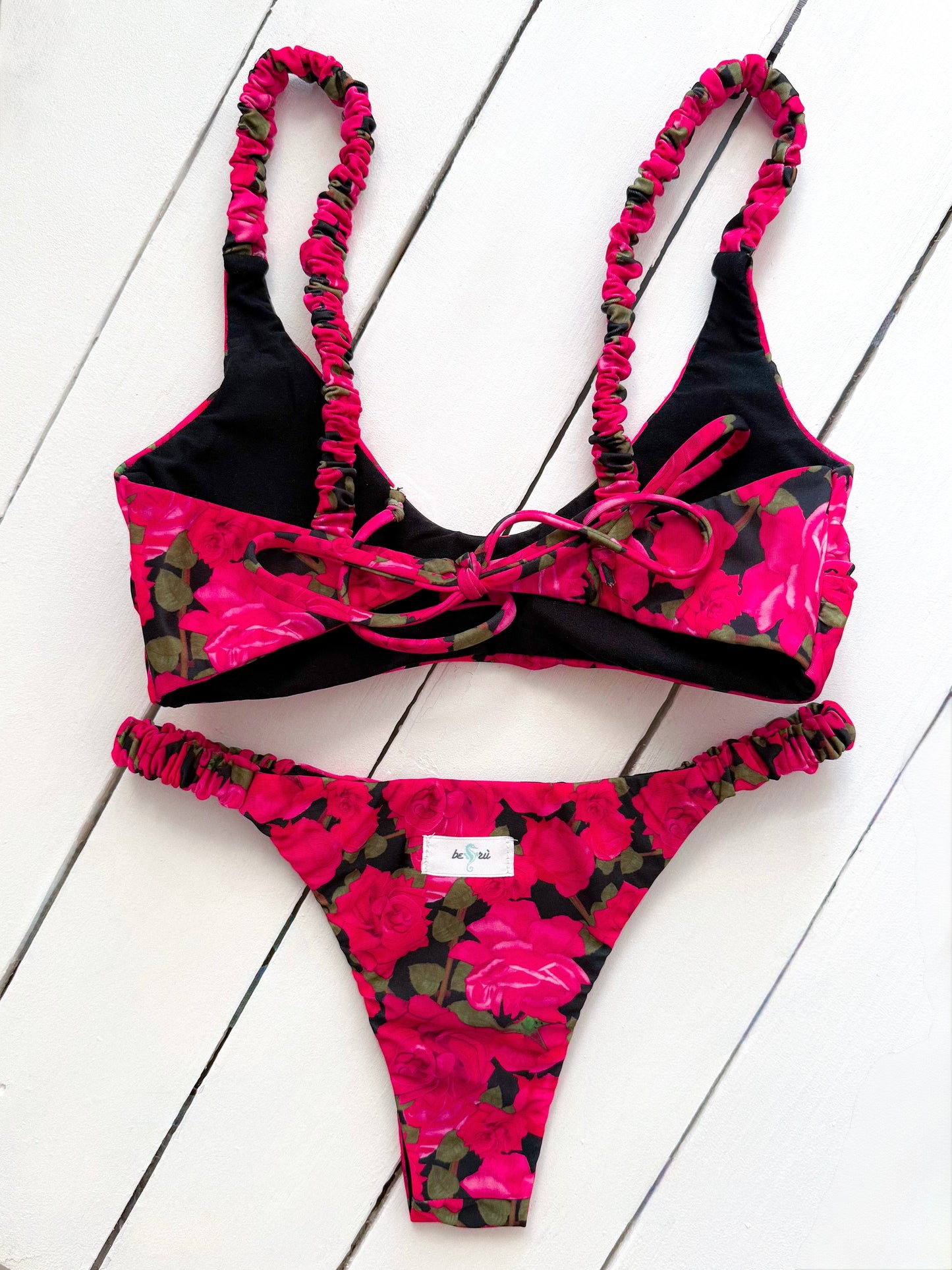 Modello Claudia - Rose rosse scrunchies
