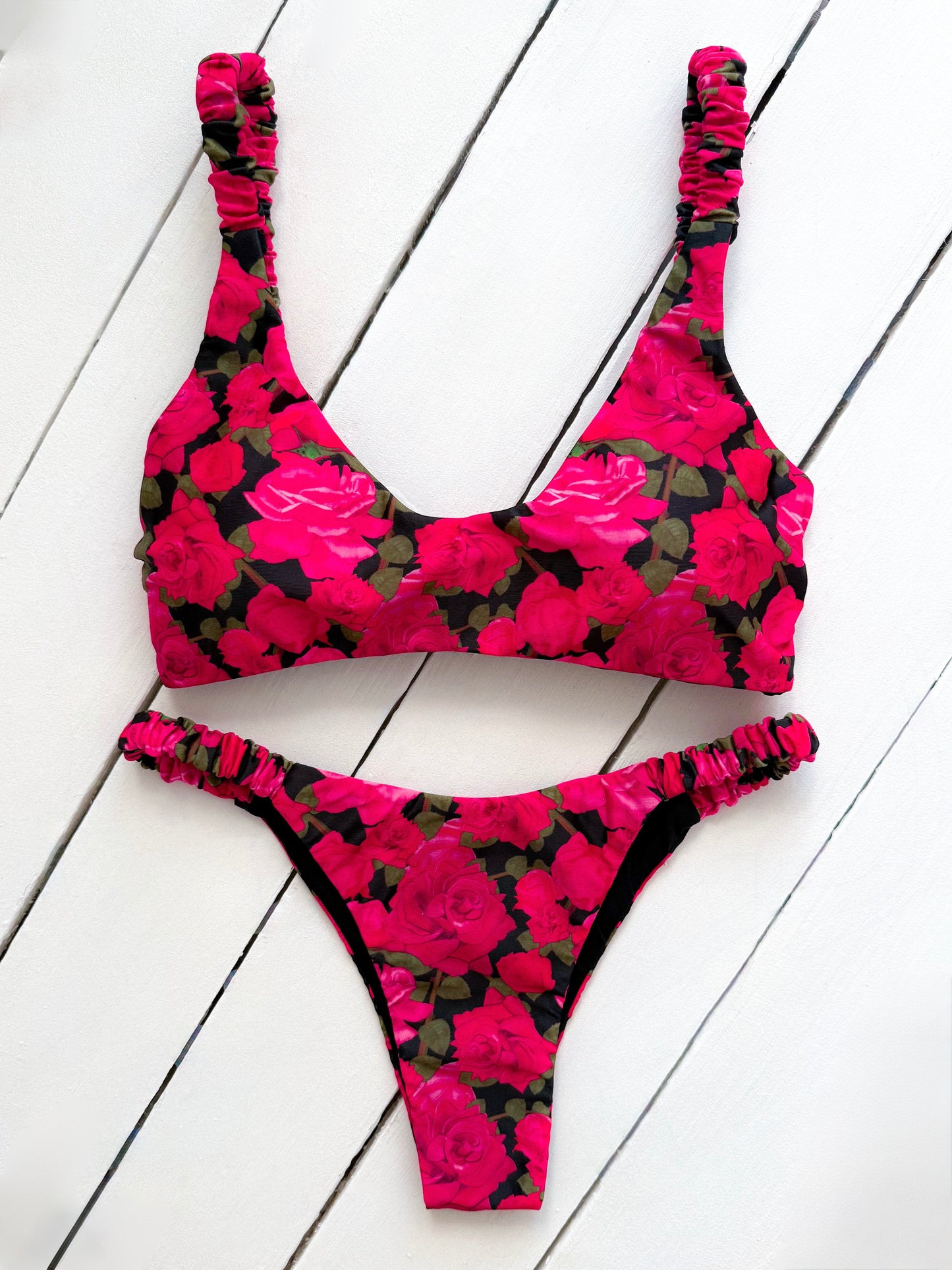 Modello Claudia - Rose rosse scrunchies